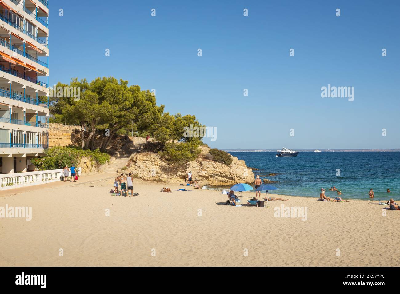 Palma de Mallorca, Espagne - septembre le 19th 2022: Les gens appréciant un après-midi de septembre sur la plage de sable à Magaluf, Palma, Espagne Banque D'Images