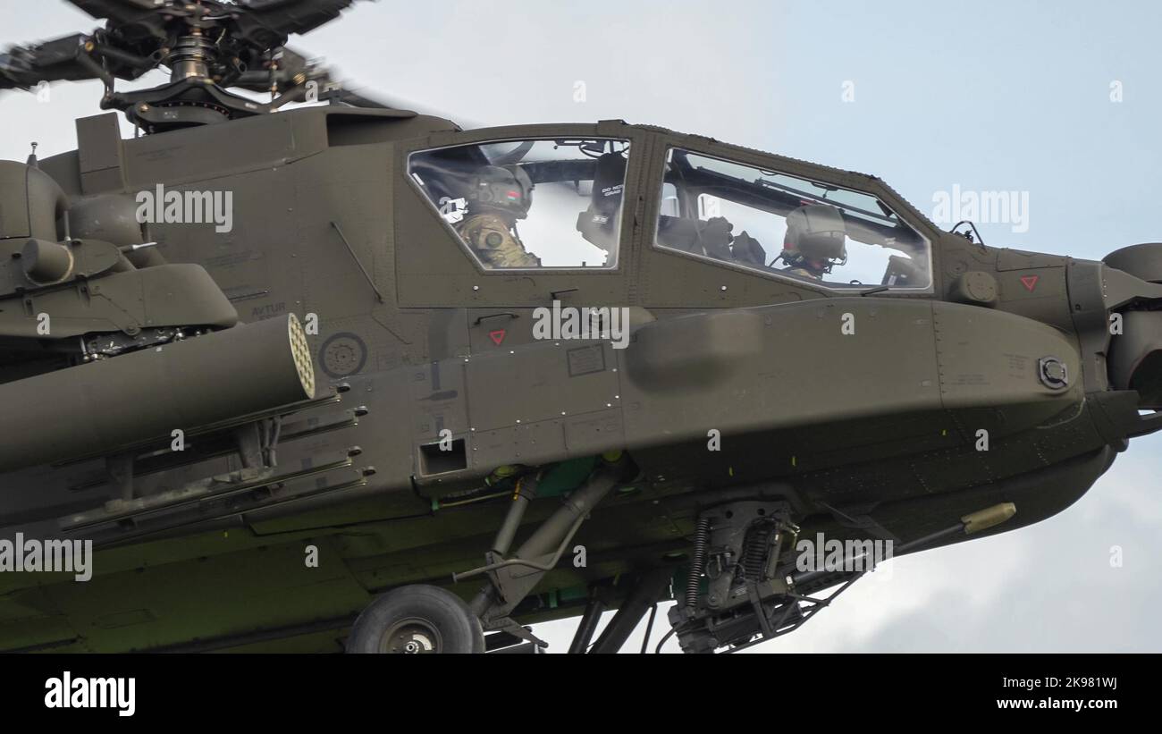 Gros plan sur la vue de ZM707 hélicoptères d'attaque Boeing Apache de l'armée britannique (AH-64E ArmyAir606) volant à un niveau très bas Banque D'Images