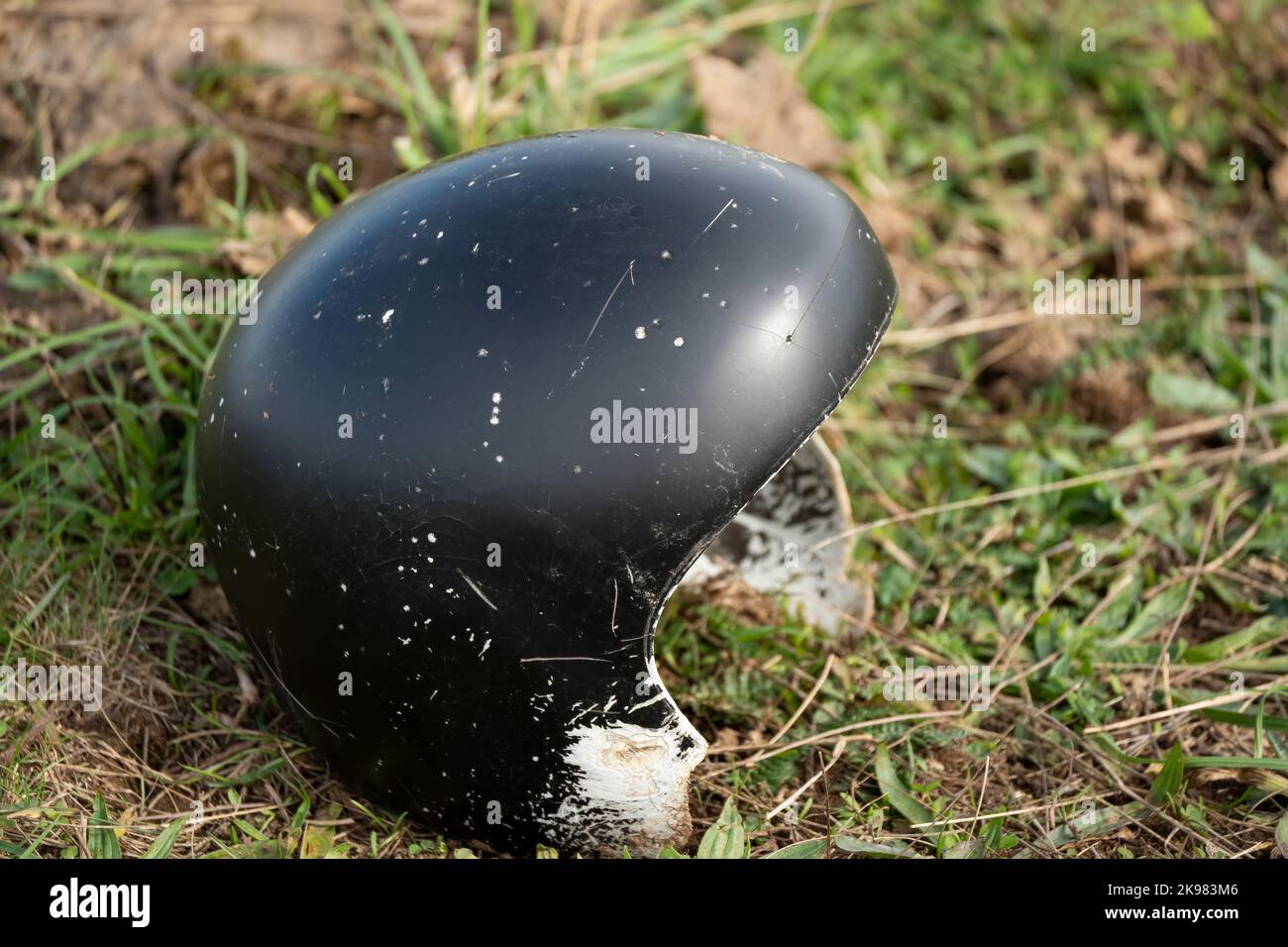 gros plan d'un casque de vélo à visage ouvert noir abandonné Banque D'Images