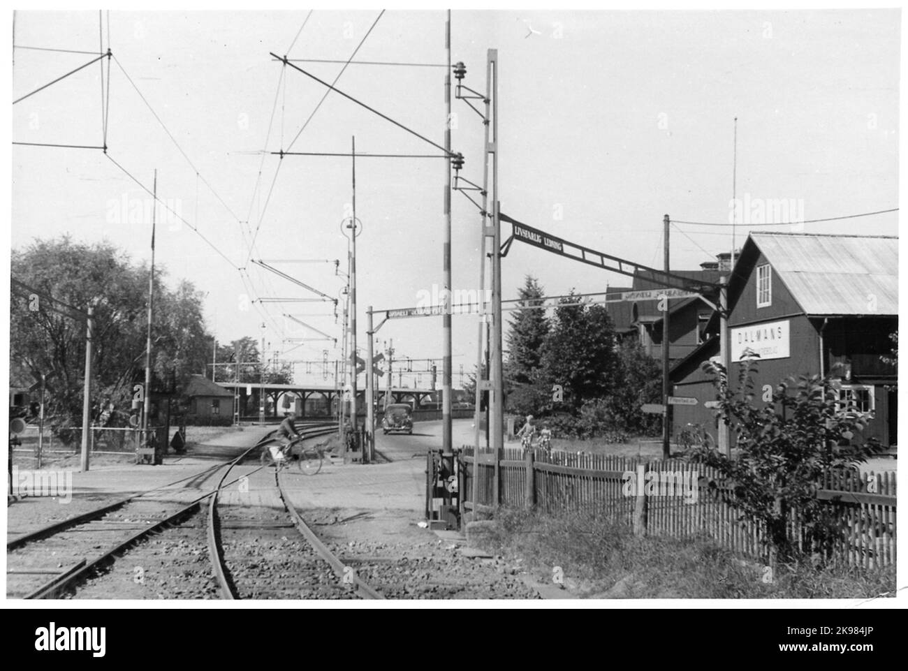 Passage à niveau juste avant la gare. Banque D'Images