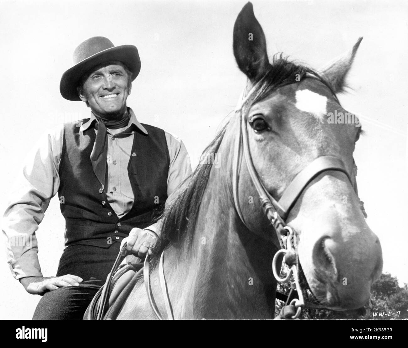 KIRK DOUGLAS on Horse in THE WAY WEST 1967 réalisateur ANDREW V. McLAGLEN roman A.B. Guthrie Jr. Musique Bronislau Kaper costume design Norma Koch Harold Hecht Company / United Artists Banque D'Images