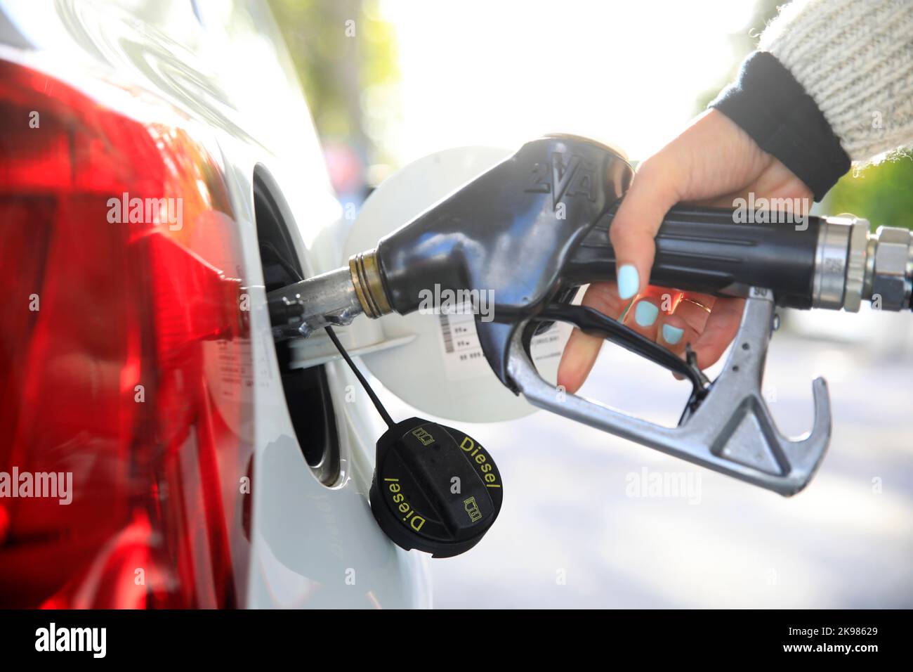 Gros plan d'une personne qui fait le plein de carburant diesel dans une station-service Banque D'Images