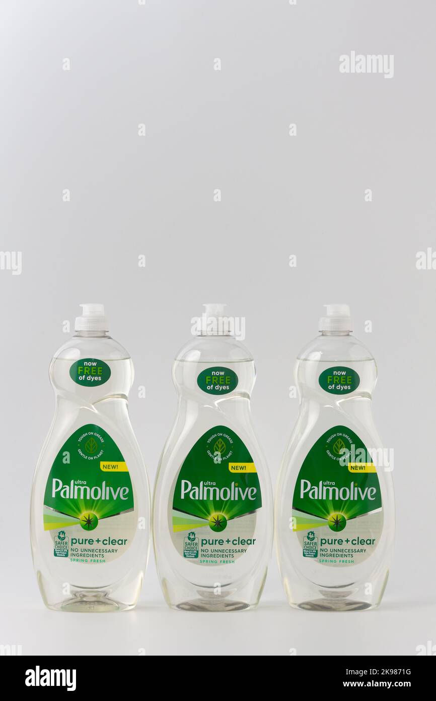 ST. PAUL, MN, Etats-Unis - 26 OCTOBRE 2022 : liquide lave-vaisselle pur et clair Palmolive et logo de marque. Banque D'Images