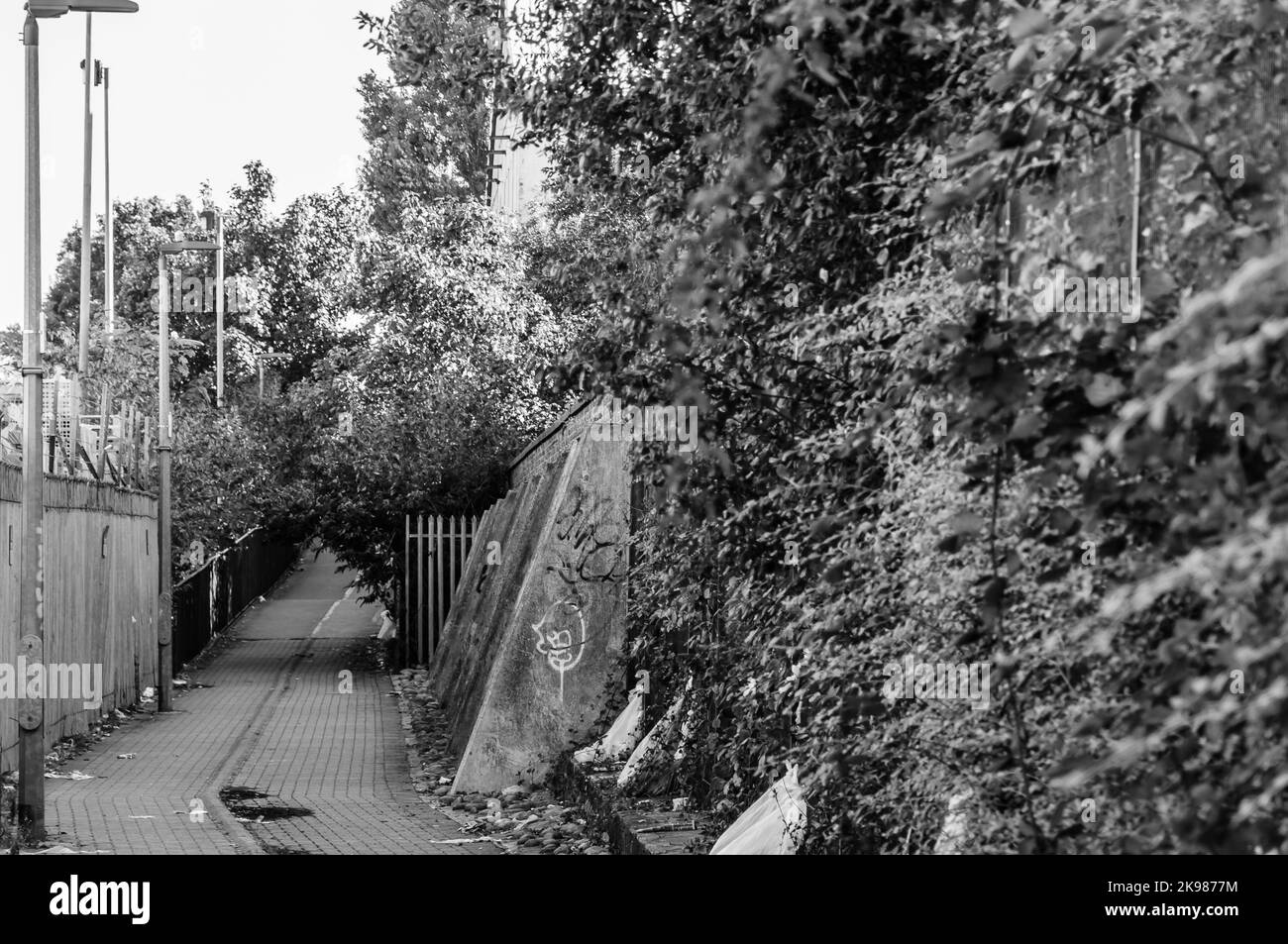 Chemin de la rivière Roding au bord de la rivière d'Ilford à Barking quai à Harts Lane Estate, Barking, Banque D'Images