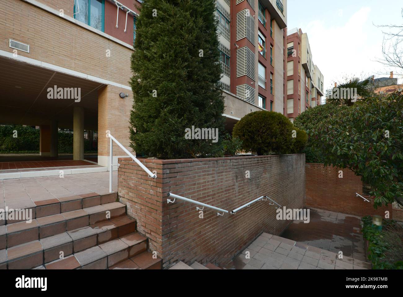 Escaliers d'entrée d'une habitation urbaine avec des rampes en métal blanc Banque D'Images