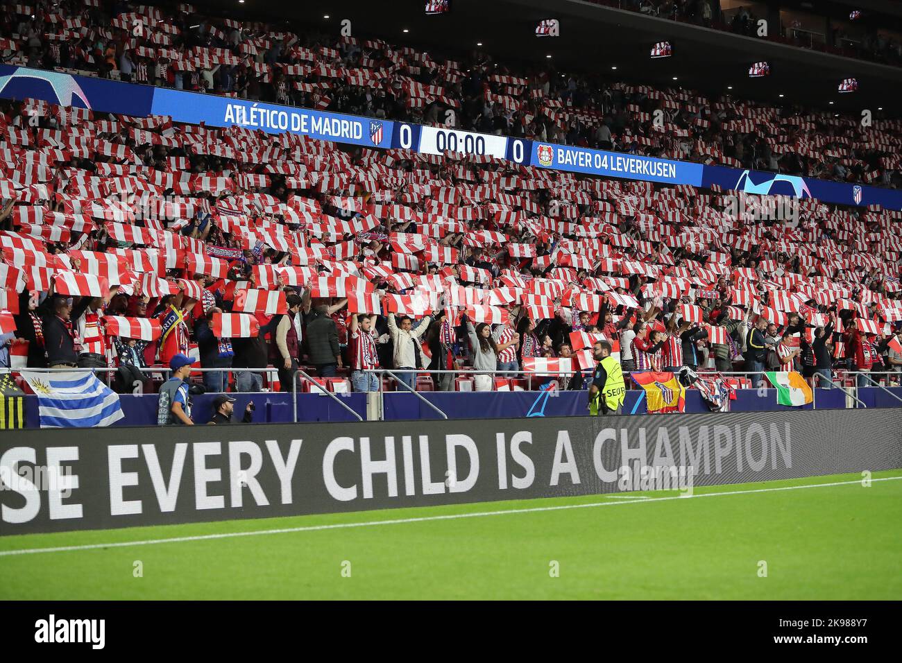 Les fans applaudissent lors du match de la Ligue des champions 5 entre l'Atlético de Madrid et le Bayern Leverkusen au stade Civitas Metropolitano de Madrid, en Espagne, sur 26 octobre 2022. Banque D'Images