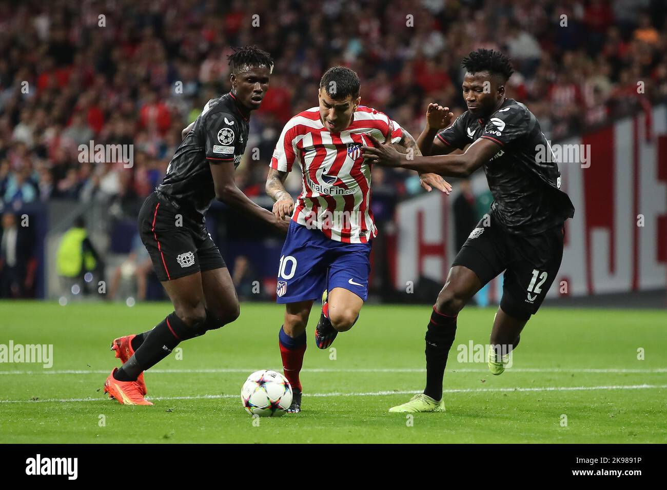 Correa (C) d'Atletico et Edmond Tapsoba (r) de Leverkusen en action lors du match de la Ligue des champions 5 entre l'Atletico de Madrid et le Bayern Leverkusen au stade Civitas Metropolitano de Madrid, en Espagne, sur 26 octobre 2022. Banque D'Images