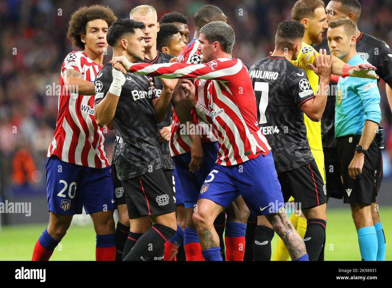 Les joueurs se battent lors du match de la Ligue des Champions du 5 e jour entre l'Atlético de Madrid et le Bayern Leverkusen au stade Civitas Metropolitano de Madrid, en Espagne, sur 26 octobre 2022. Banque D'Images