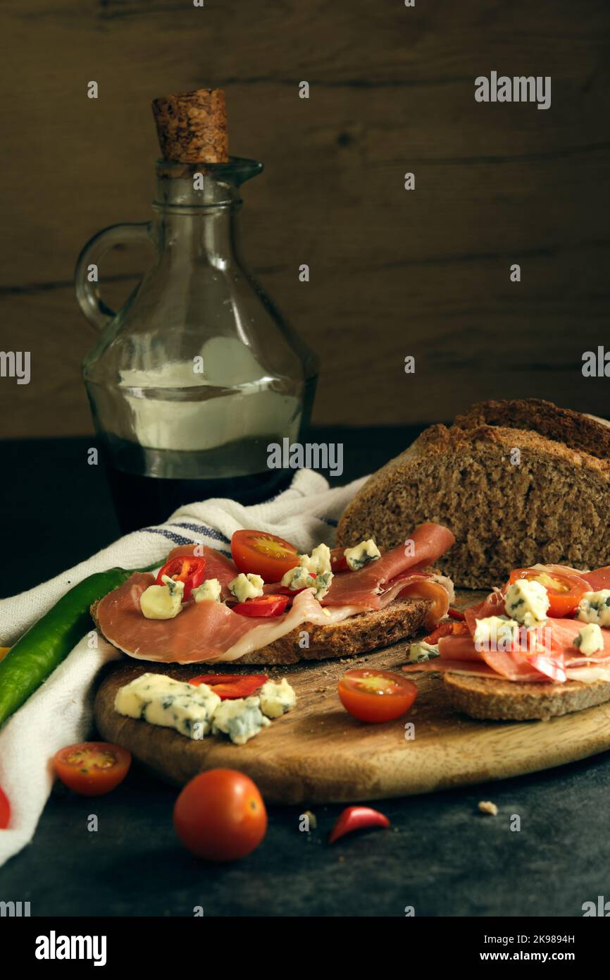 pain de seigle avec tranches de jambon et fromage Banque D'Images