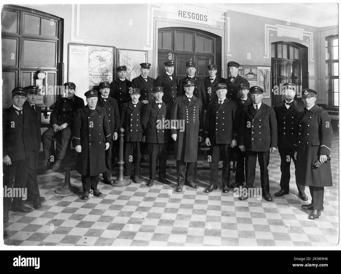 Inspecteur de la gare avec personnel à la gare d'Uddevalla. Banque D'Images