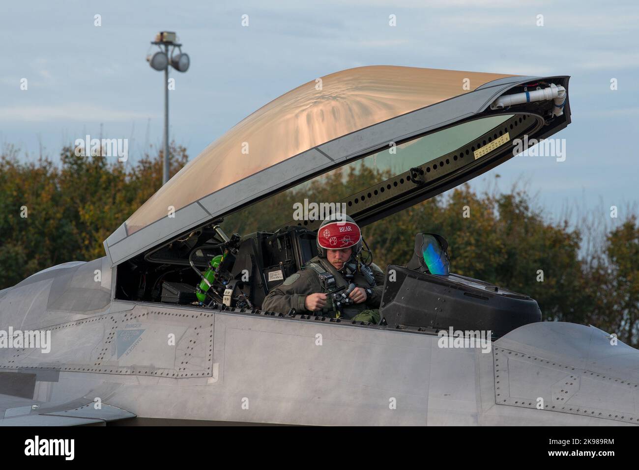 Un pilote de Raptor F-22 de la Force aérienne des États-Unis affecté à l'escadron de chasseurs expéditionnaires 90th effectue des inspections avant vol en vue du décollage, le 17 octobre 2022, à la base aérienne de Leeuwarden, aux pays-Bas. L'EFS de 90th a mené un travail de combat agile (ACE) et intégré avec Royal Netherlands Air Force F-35A Lightning IIS et U.S. Air Force F-35A Lightning IIS affecté à l'aile 48th Fighter à RAF Lakenheath, au Royaume-Uni. La poursuite de la collaboration et de l'intégration sur l'ACE aux côtés de nos homologues RNLAF et d'autres alliés de l'OTAN améliore la résilience et la capacité de survie de la puissance aérienne de la coalition. (É.-U. Banque D'Images