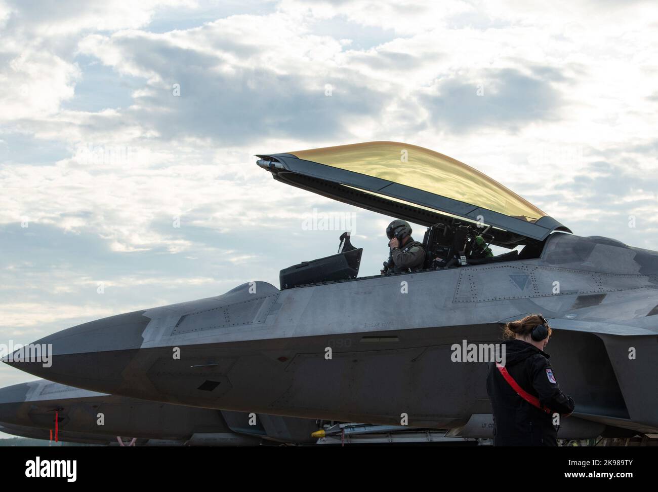 Un pilote de Raptor F-22 de la Force aérienne des États-Unis affecté à l'escadron de chasseurs expéditionnaires 90th effectue des inspections avant vol, le 17 octobre 2022, à la base aérienne de Leeuwarden, aux pays-Bas. L'EFS de 90th a mené un travail de combat agile (ACE) et intégré avec Royal Netherlands Air Force F-35A Lightning IIS et U.S. Air Force F-35A Lightning IIS affecté à l'aile 48th Fighter à RAF Lakenheath, au Royaume-Uni. La poursuite de la collaboration et de l'intégration sur l'ACE aux côtés de nos homologues RNLAF et d'autres alliés de l'OTAN améliore la résilience et la capacité de survie de la puissance aérienne de la coalition. (É.-U. Photo de la Force aérienne par Staff se Banque D'Images