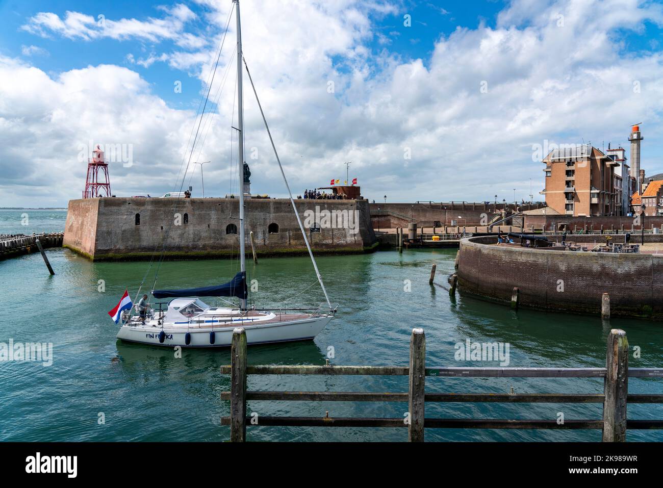 Voilier entrant dans la marina, horizon de Vlissingen, à l'embouchure de la Westerschelde, à Zeeland, pays-Bas Banque D'Images