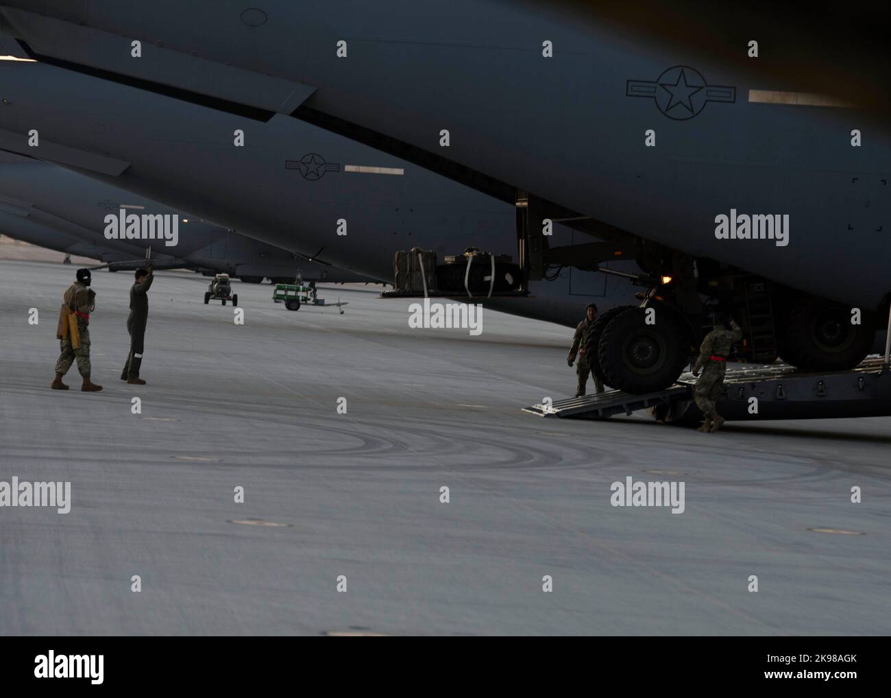 Des aviateurs américains dotés de l'aile de transport aérien 62D chargent un chariot élévateur sur un C-17 Globemaster III pendant l'exercice Rainier War 22B à la base aérienne de Mountain Home, Idaho, le 18 octobre 2022. Des aviateurs de plusieurs unités de l'équipe McChord se sont réunis pour former l'escadron de transport aérien expéditionnaire 7th pendant la guerre de Rainier en 22B, qui est un exercice de préparation à grande échelle simulant un déploiement à l'appui des secteurs de responsabilité de l'Indo-Pacifique des États-Unis. (É.-U. Photo de la Force aérienne par le sergent d'état-major. Zoe Thacker) Banque D'Images