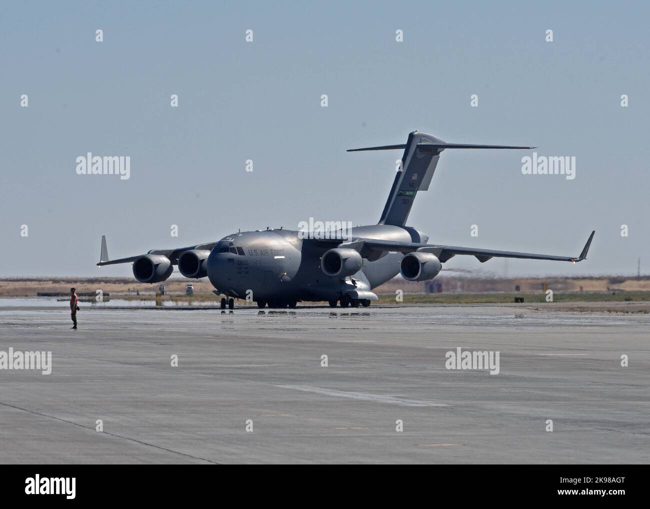 Un avion C-17 Globemaster III provenant des taxis de l'aile 62D après avoir atterri sur la ligne aérienne pendant l'exercice Rainier War 22B à la base aérienne de Mountain Home, Idaho, le 18 octobre 2022. Rainier War 22B est un exercice de préparation à grande échelle avec une priorité de génération de l'Armée de l'Air; démontrant la capacité de générer, d'employer et de maintenir une force de combat pendant un scénario rigoureux de guerre. (É.-U. Photo de la Force aérienne par le sergent d'état-major. Zoe Thacker) Banque D'Images