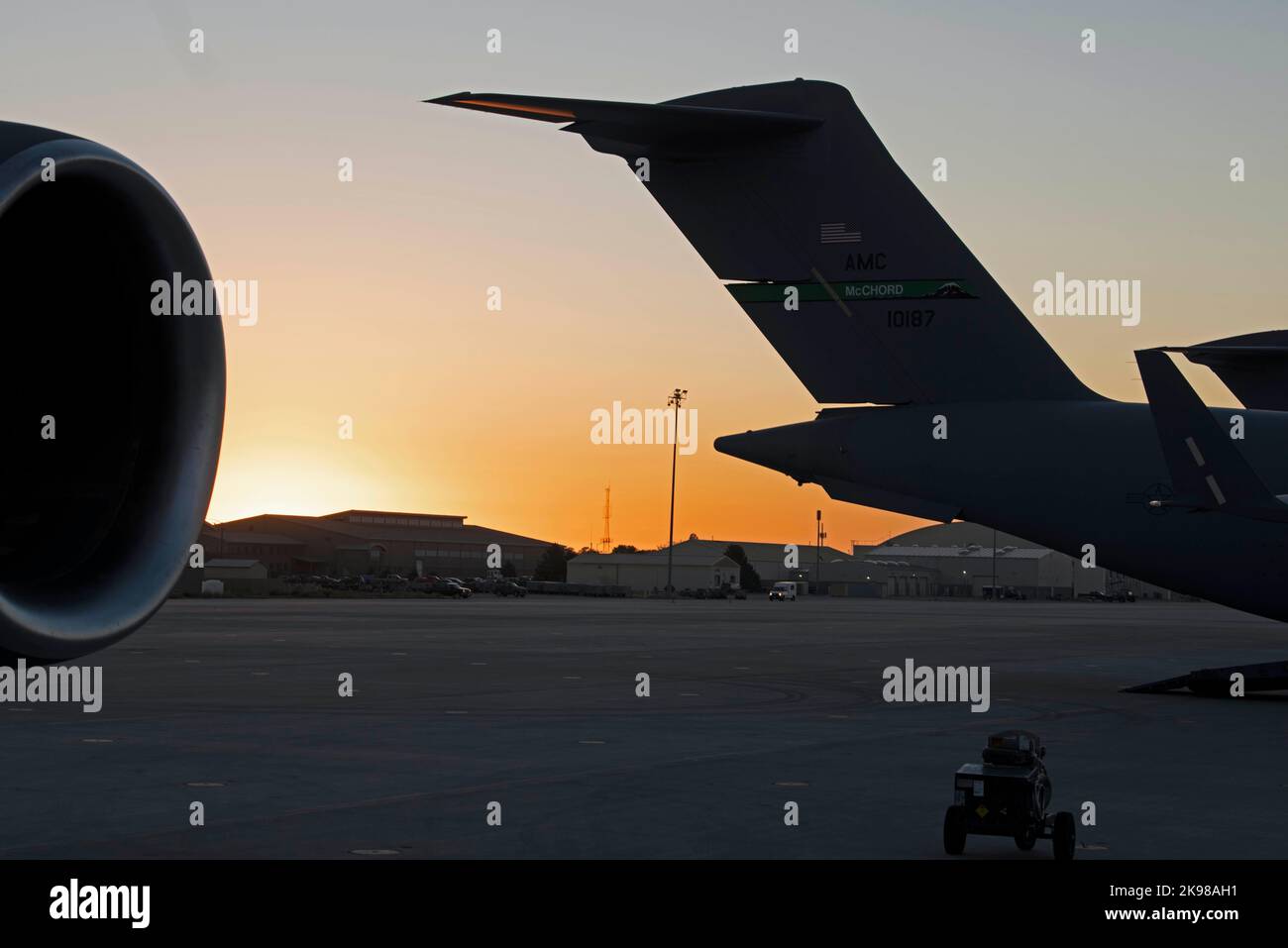 Le soleil s'élève au-dessus d'un aéropont de 62D, aile C-17 Globemaster III, sur la ligne aérienne de la base aérienne de Mountain Home, Idaho, le 18 octobre 2022. Rainier War est un exercice semestriel conçu pour démontrer la capacité de l’escadre de transport aérien 62D, du groupe de la base aérienne 627th et de l’escadre de transport aérien 446th de générer, d’employer et de maintenir des opérations. (É.-U. Photo de la Force aérienne par le sergent d'état-major. Zoe Thacker) Banque D'Images