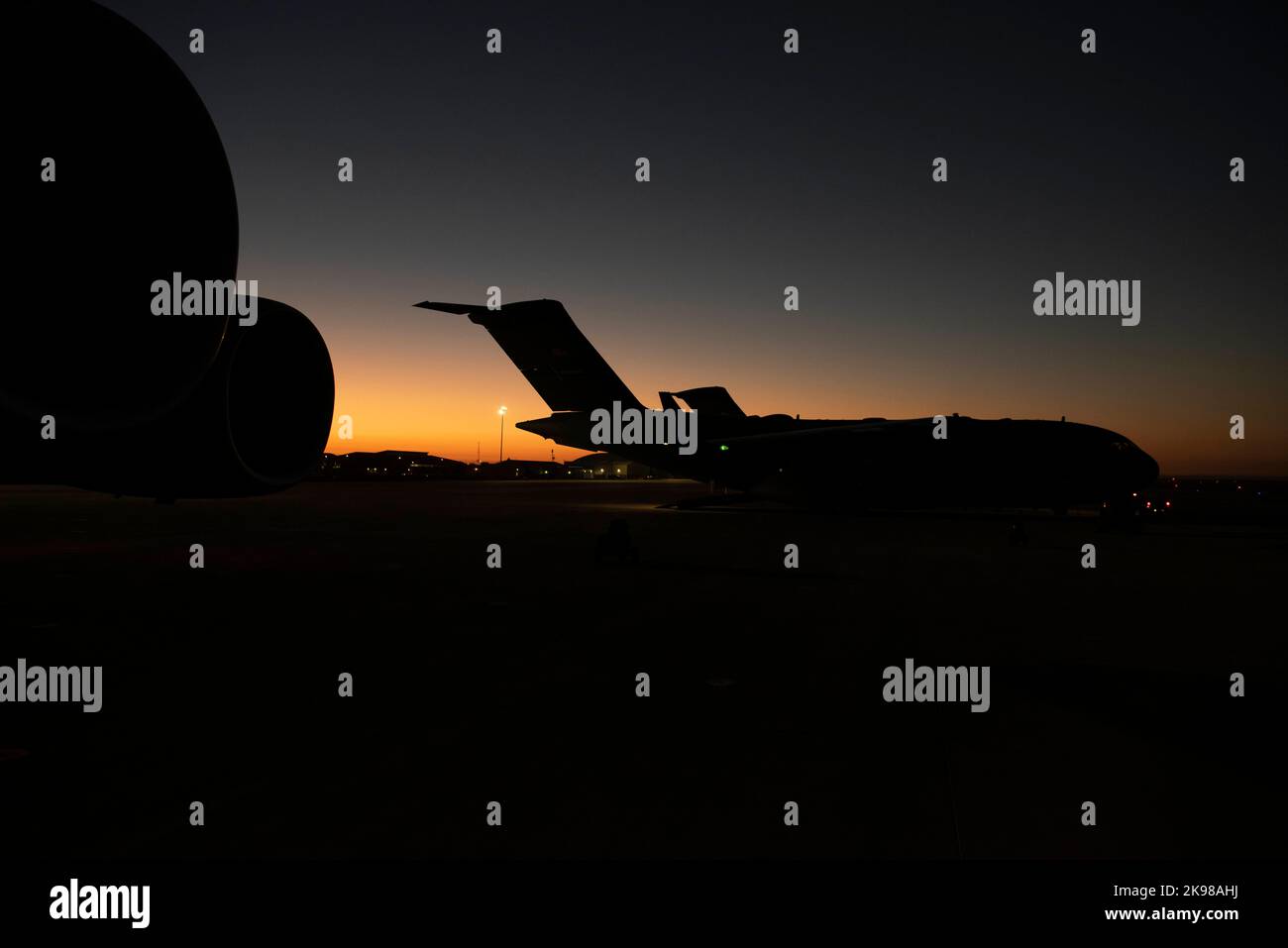 Le soleil s'élève au-dessus d'un aéropont de 62D, aile C-17 Globemaster III, sur la ligne aérienne de la base aérienne de Mountain Home, Idaho, le 18 octobre 2022. Parallèlement aux opérations de transport aérien, Team McChord a également mené des scénarios de traitement du fret et du personnel, chimiques, biologiques, radiologiques et nucléaires, et de protection de la force, des incidents de dégradation des communications et de la connectivité et des scénarios de crise durant l'exercice Rainier War 22B, du 6 au 22 octobre. (É.-U. Photo de la Force aérienne par le sergent d'état-major. Zoe Thacker) Banque D'Images