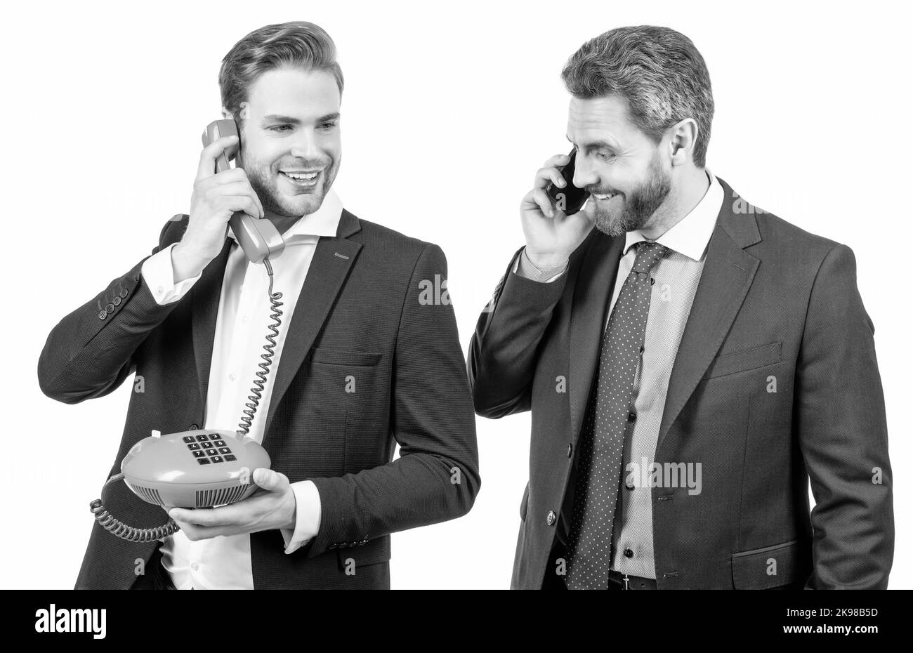 Les entrepreneurs heureux répondent téléphone mobile et appel téléphonique isolé sur whiite, appel Banque D'Images