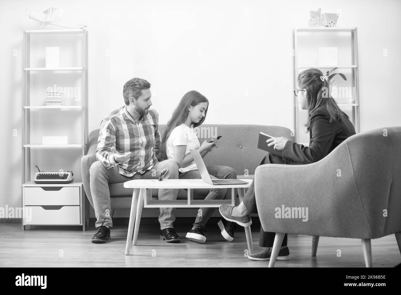 psychologue donner la thérapie familiale pour papa et téléphone dépendance fille fille, famille Banque D'Images