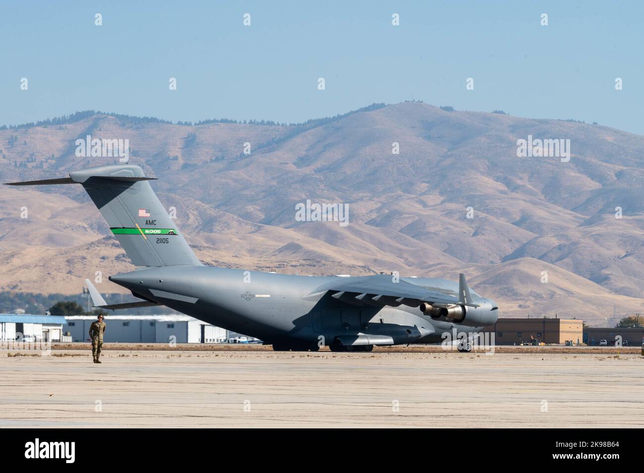 Un C-17 Globemaster III de la 62D Airlift Wing, joint base Lewis-McChord, Washington, taxi sur la piste pendant l'exercice Rainier War 22B, à Gowen Field, Boise, Idaho, le 20 octobre, 2022. Rainier War est l’exercice le plus étendu de l’aile du transport aérien de 62D, où elle se déploie comme aile principale et fournit des capacités de commandement et de contrôle et de transport aérien comme Airdrop et airland. (É.-U. Photo de la Force aérienne par Airman classe 1st Colleen Anthony) Banque D'Images