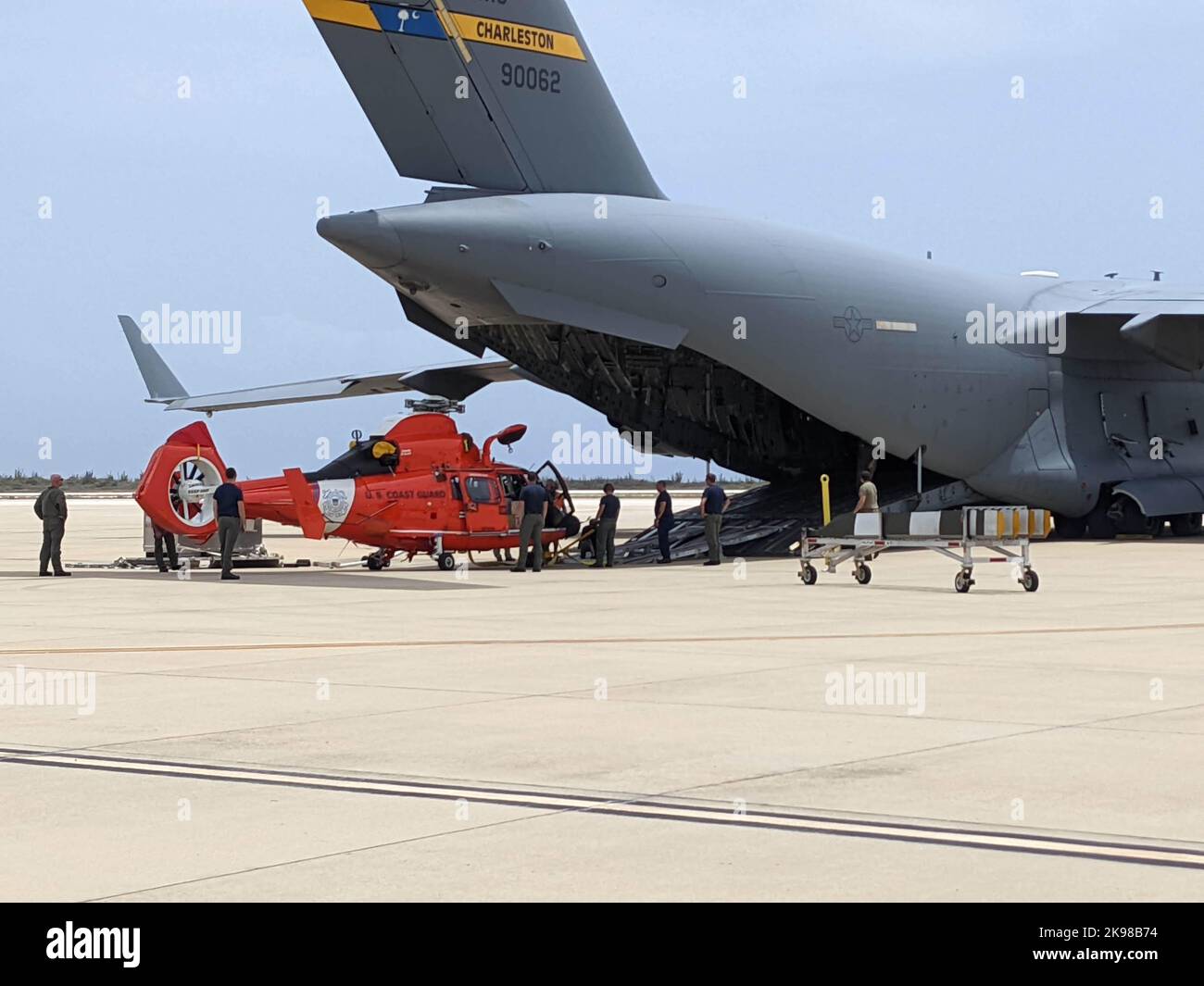 L’Escadron tactique d’interception d’hélicoptères (HITRON) de la Garde côtière des États-Unis (USCG) a fait la démonstration d’opérations conjointes avec des partenaires de l’OTAN dans plusieurs domaines au point d’opération avancé (FOL) du Commandement de combat aérien (ACC), Curaçao, de 22 avril -25, 2022. Le déploiement a abouti à trois saisies qui ont abouti à la confiscation de 1 346 kilogrammes de cocaïne et de neuf suspects détenus. Banque D'Images