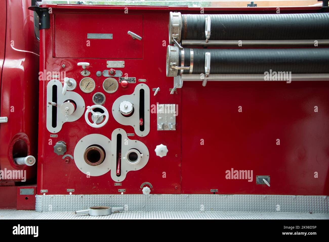 Le tableau de commande d'un camion de pompiers avec manomètres industriels, instruments de mesure, pièces et valves avec boutons d'alarme pour l'équipement. Banque D'Images