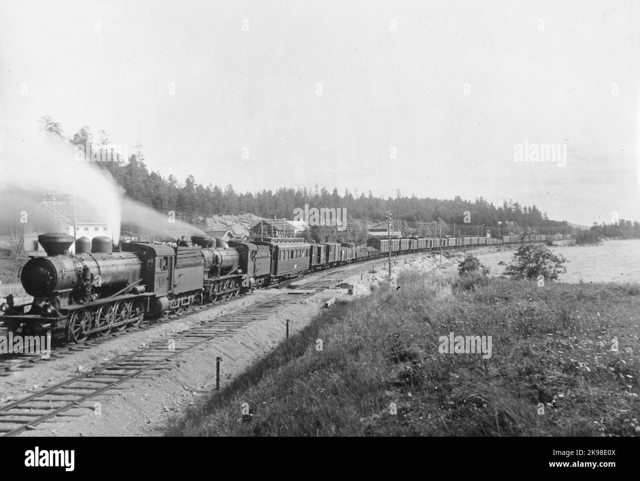 Le 9-13 août 1920, SJ a effectué de gros essais sur les pentes de la ligne Ånge-Bräcke à l'aide d'un train à frein pneumatique. Le train se trouve à l'entrée sud de la gare de Bräcke. La locomotive est constituée de deux locomotives électroniques à bois avec supports à air comprimé et probablement E 1460 et E 1461 (selon une autre photo des essais). Le premier wagon est un preußis emprunté mesurant voiture avec le numéro 8952. Le train se compose de 132 essieux d'un poids de 1266 tonnes et d'une longueur de 694 mètres. Banque D'Images