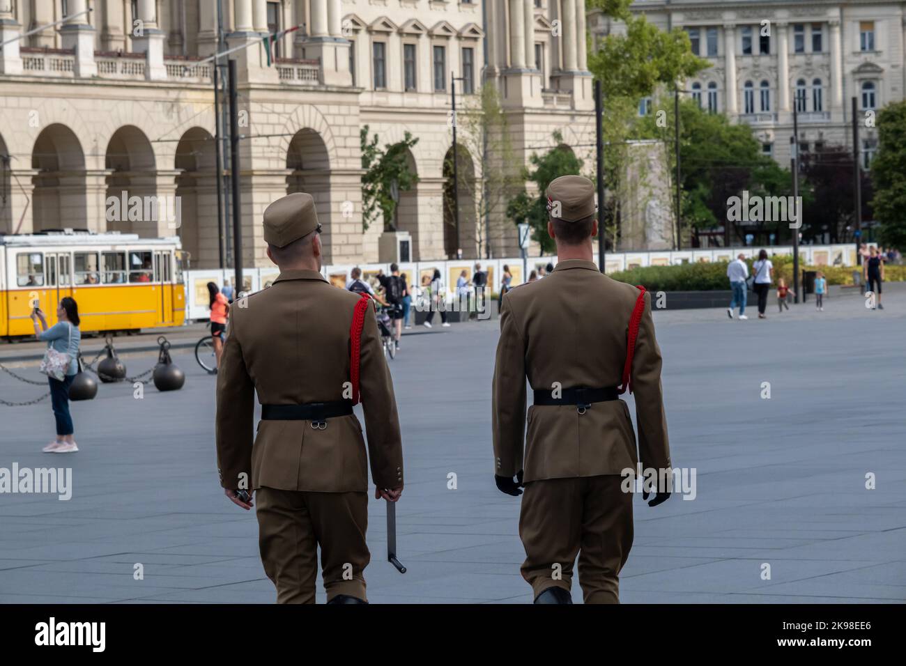 Budapest, Hongrie - 1st septembre 2022 : vue arrière de deux gardes d'honneur près du Parlement hongrois Banque D'Images