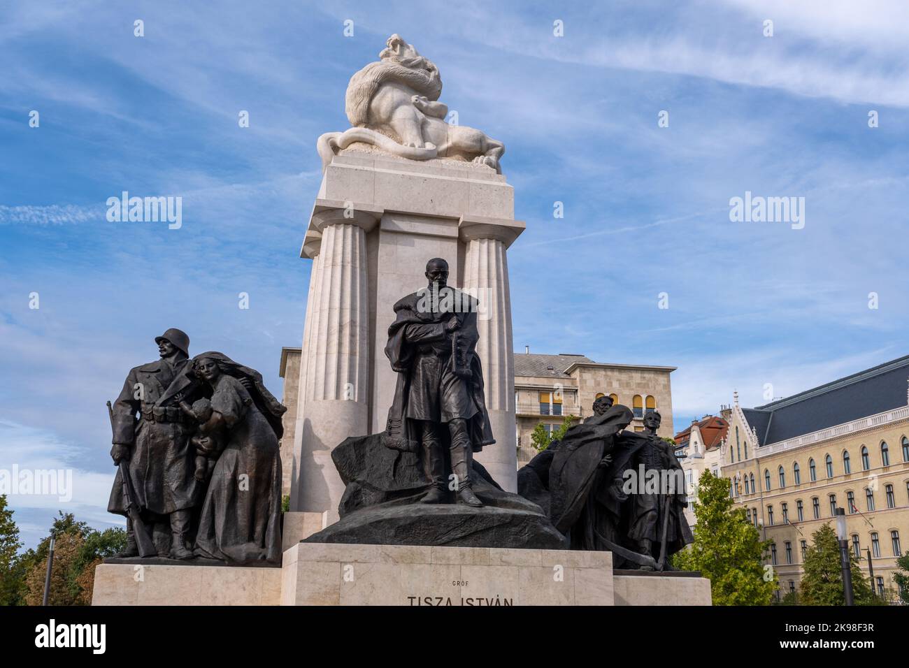 Budapest, Hongrie - 1st septembre 2022 : monument Istvan Tisza à l'extérieur du Parlement de Budapest Banque D'Images
