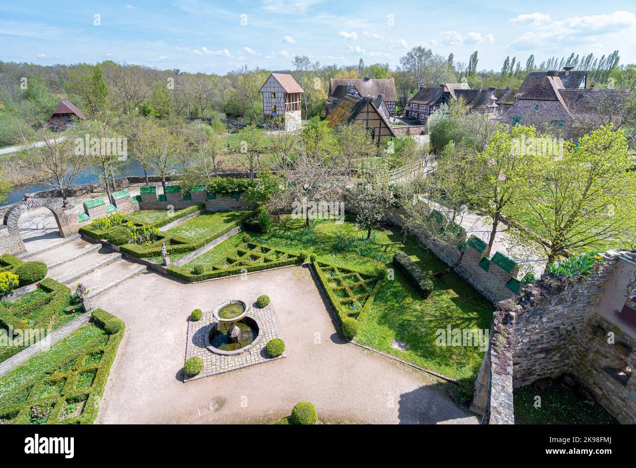 Anciennes maisons alsaciennes traditionnelles dans l'Écomusée d'Alsace de la ville de Mulhouse, Alsace, France Banque D'Images