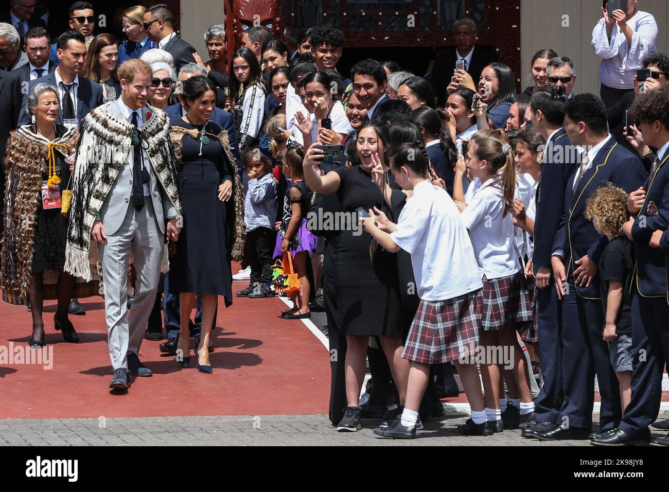 Le duc et la duchesse de Sussex quittent la maison de réunion de Tamatekapua et rencontrent des enfants, sur les marae de te Papaiouru à Rotorua, en Nouvelle-Zélande, pendant un trois-nous Banque D'Images