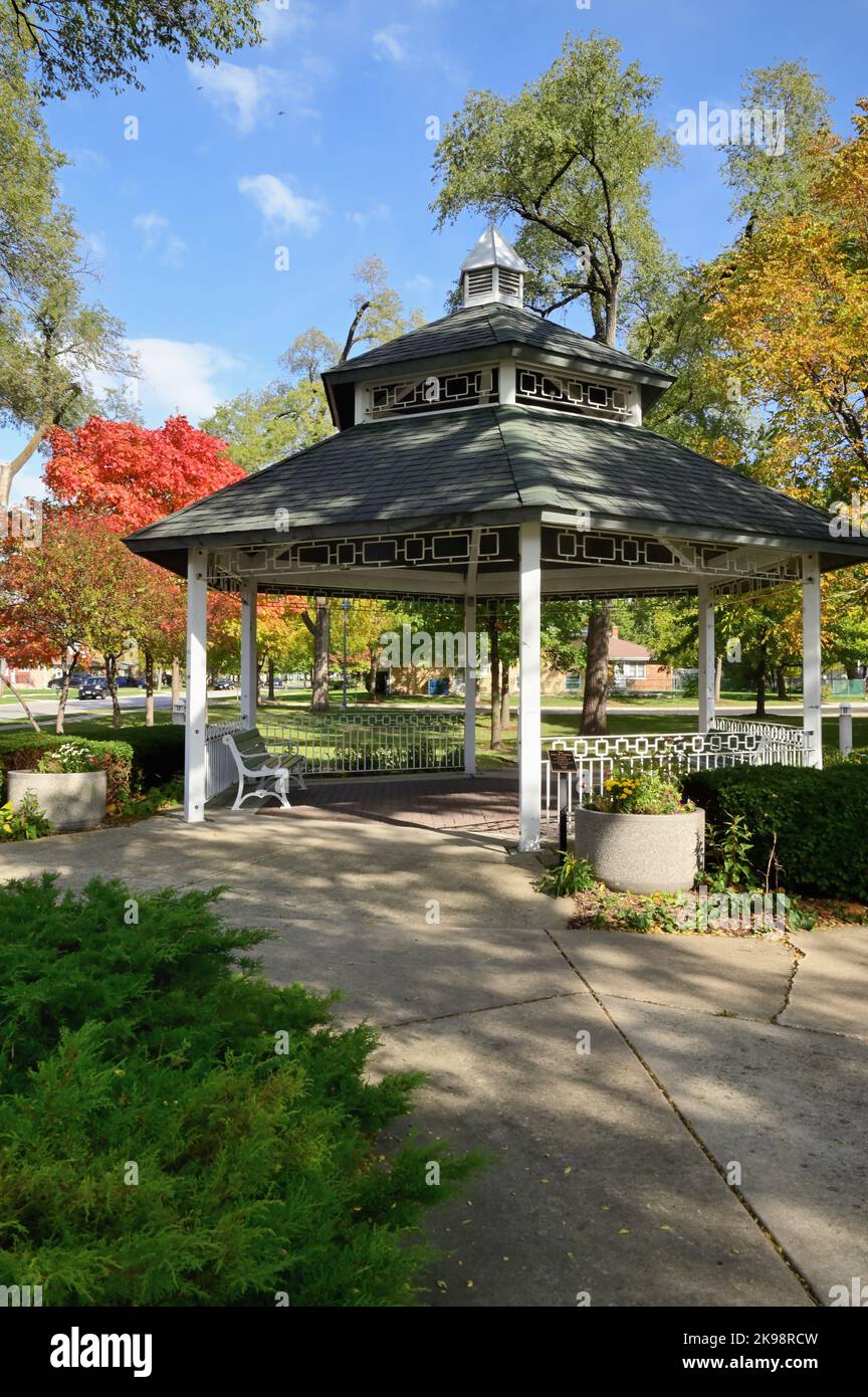 Franklin Park, Illinois, États-Unis. Un belvédère est le centre d'un petit parc dans la banlieue de Chicago. Banque D'Images