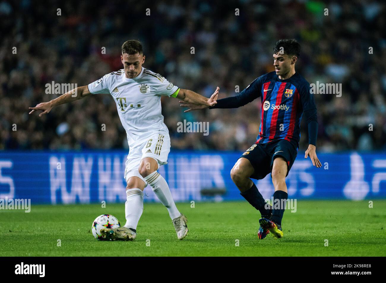 Barcelone, Espagne. 26th octobre 2022. Pedri (R) de Barcelone rivalise avec Joshua Kimmich du Bayern Munich lors du match de football du groupe C de la Ligue des champions de l'UEFA entre le FC Barcelone et le Bayern Munich au stade Camp Nou de Barcelone, Espagne, le 26 octobre 2022. Crédit : Joan Gosa/Xinhua/Alay Live News Banque D'Images