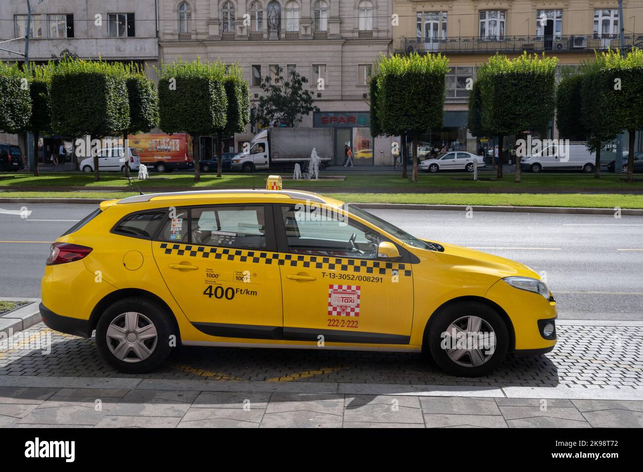 Budapest, Hongrie - 1st septembre 2022 : taxi jaune garée dans le centre de Budapest Banque D'Images