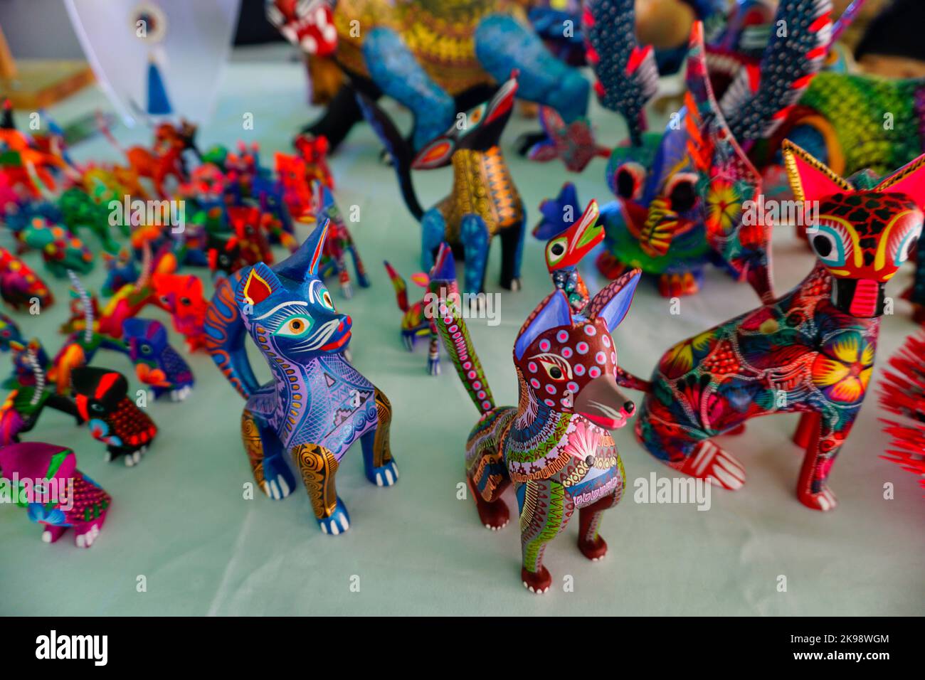 Animaux en bois peints et sculptés (alebrijes) en vente à Casa de las Artesanías de Oaxaca, Oaxaca de Juárez City, Oaxaca, Mexique, ARIPO Banque D'Images