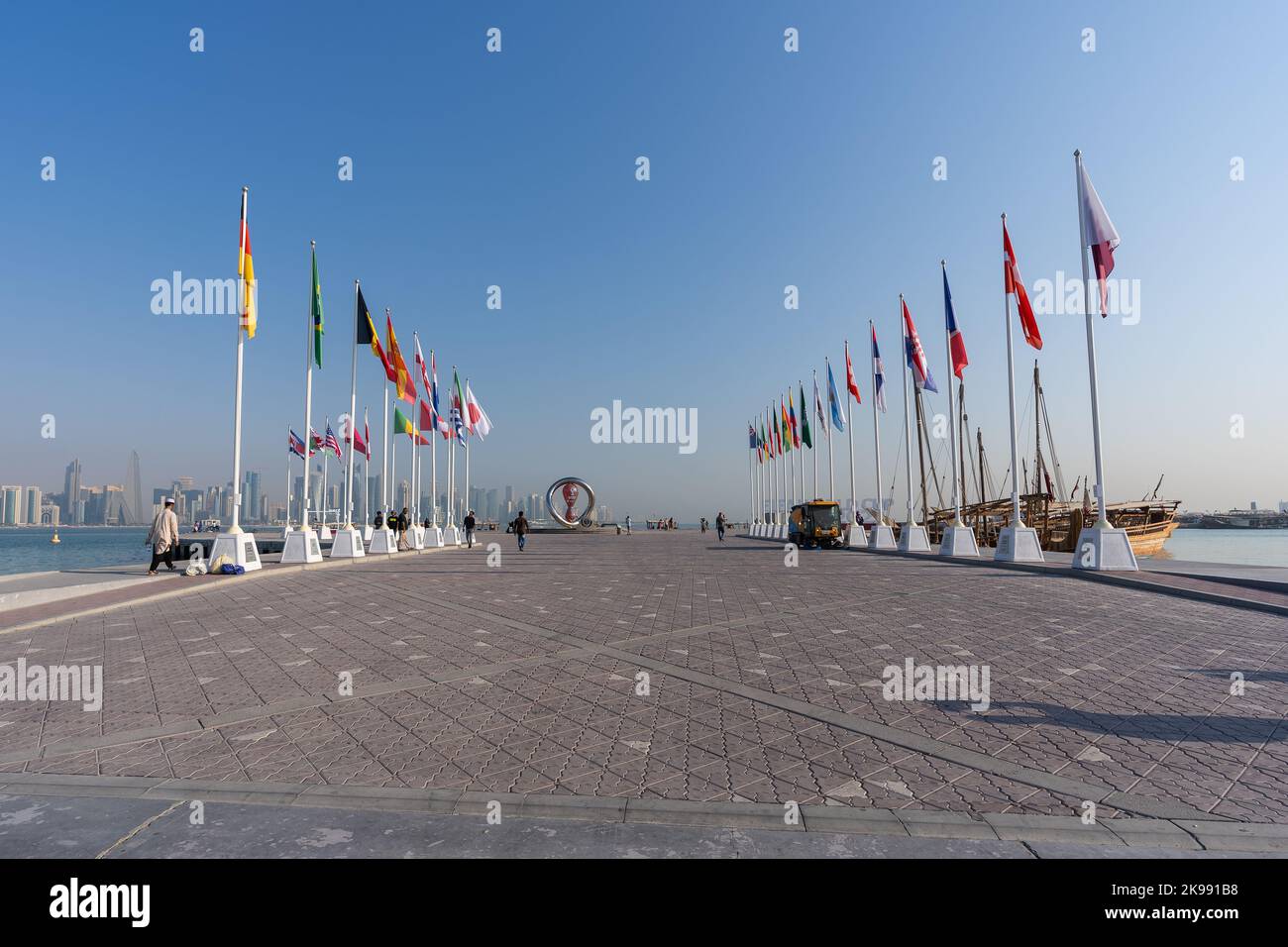 Drapeaux des nations qualifiés pour la coupe du monde Qatar 2022 hissé à Doha Corniche, Qatar, Moyen-Orient. Banque D'Images