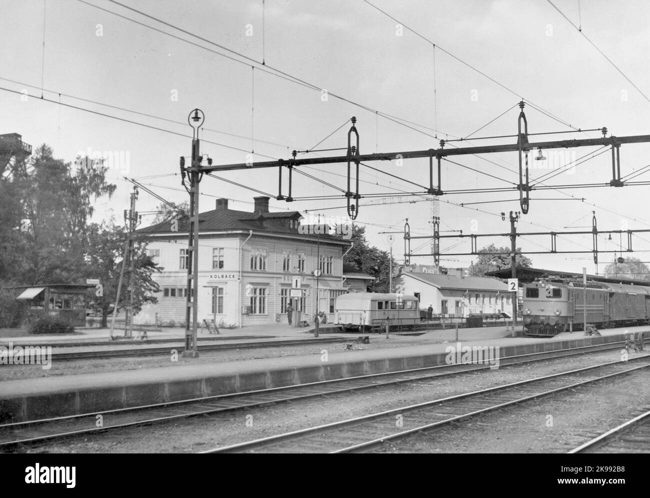 La maison de gare de la State Railways, SJ DK 304, en bois, sur deux étages à partir de 1875, bordée de panneaux en 1884, a été agrandie en 1898. Lokstall 1898. Tour d'eau, 1890 équipé d'une pompe à vapeur. Nouveau Kolbox 1900. 1931 Nouvelle tour d'eau. Vagnvåg 1898. Banque D'Images