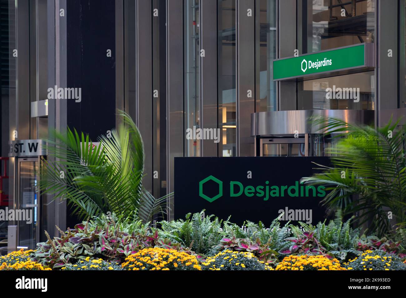 Le logo du mouvement Desjardins est visible devant un immeuble de bureaux du centre-ville de Toronto. Banque D'Images