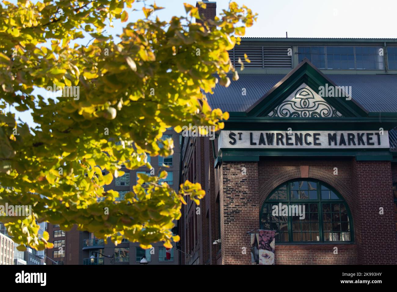 A St. Le panneau du marché Lawrence est visible sur le côté du marché populaire du centre-ville de Toronto, le matin ensoleillé de l'automne. Banque D'Images
