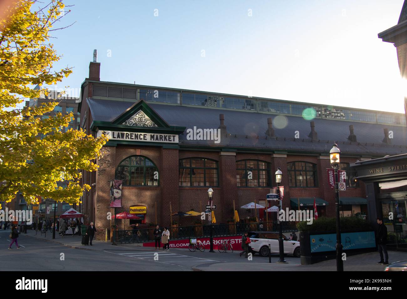 Le soleil du matin brille sur St. Lawrence Market, le marché public populaire du centre-ville de Toronto, par une journée ensoleillée. Banque D'Images