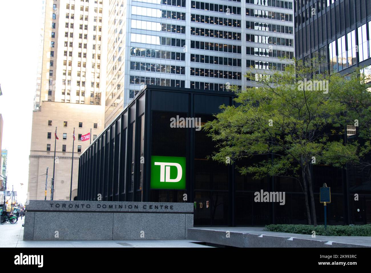 La base du siège social du Groupe Banque TD, Centre Toronto-Dominion, au centre-ville de Toronto, le matin ensoleillé de l'automne. Banque D'Images