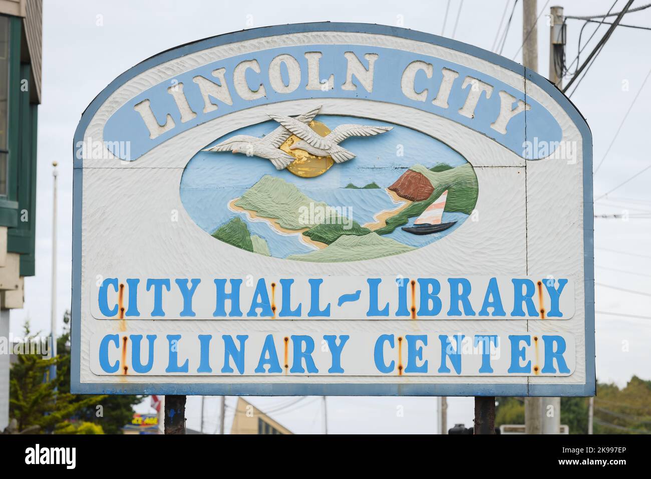 Lincoln City, OREGON, États-Unis - 15 septembre 2022 ; panneau en bois pour la bibliothèque de Lincoln City, l'hôtel de ville et le centre culinaire sur la côte de l'Oregon Banque D'Images