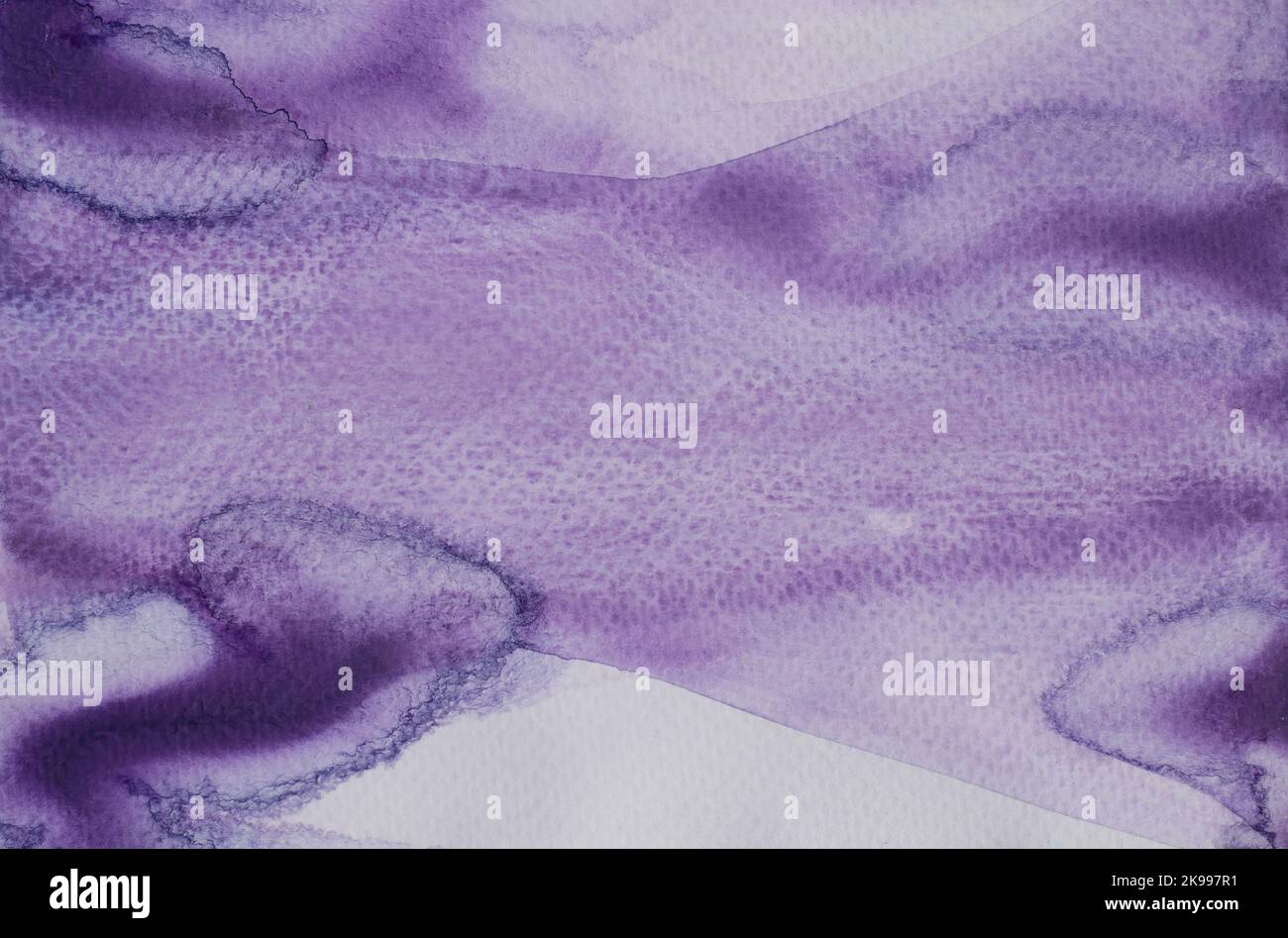 Arrière-plan abstrait et motif de texture avec flux de couleur violet sur fond blanc, Illustration aquarelle dessin à la main et peint sur papier Banque D'Images