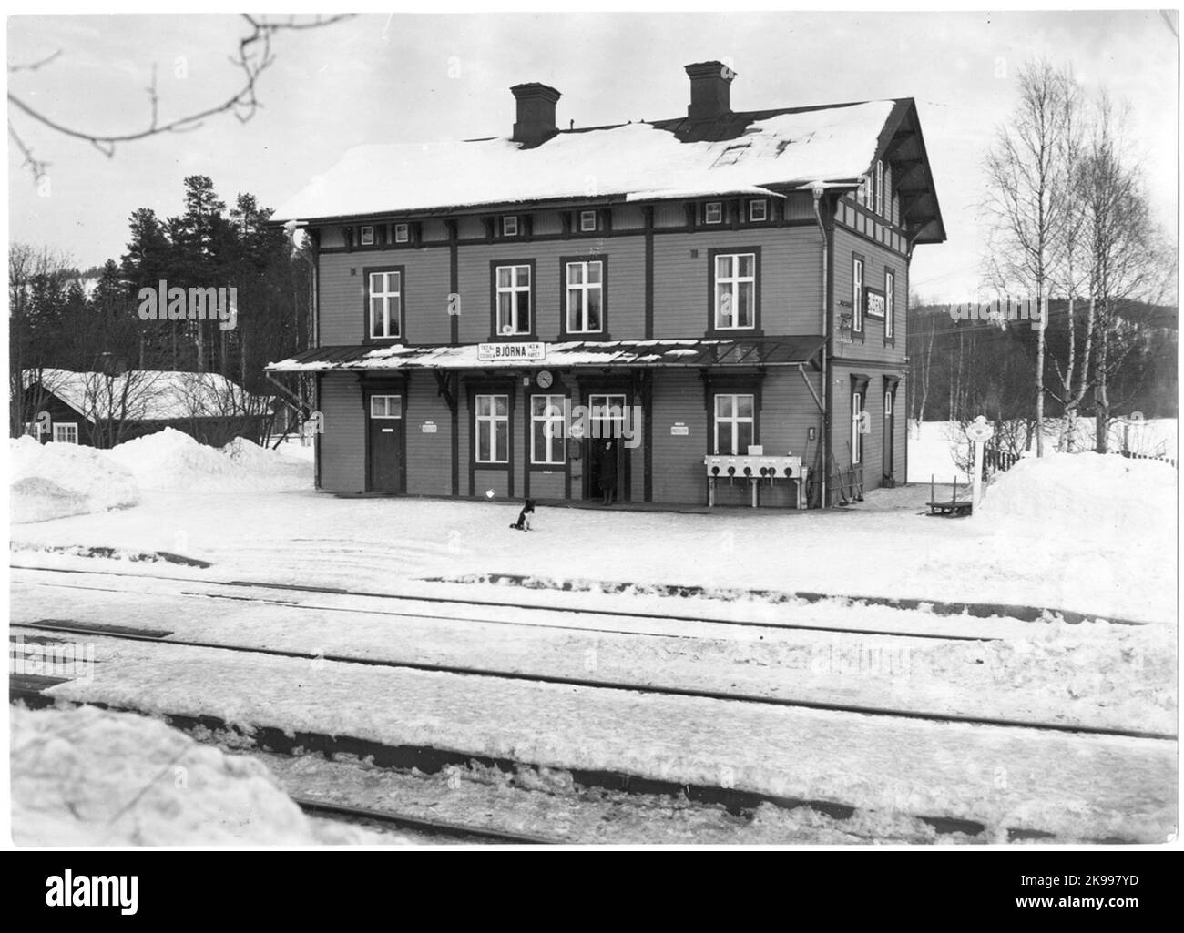 Bangården et la maison de la gare à Björna. Banane électrifiée 1940. Banque D'Images