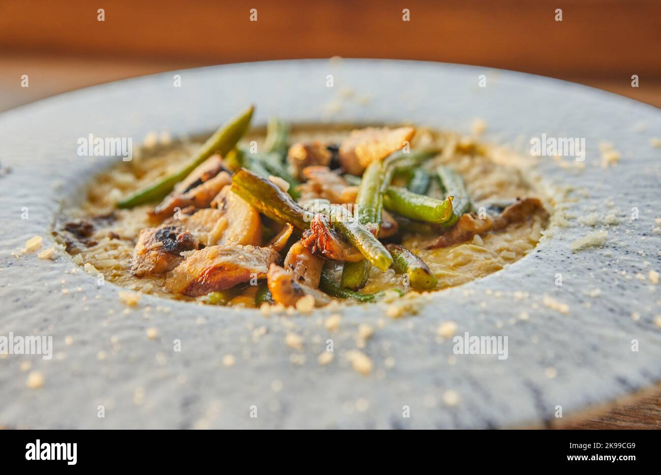 Polenta et champignons. Crème de polenta au beurre et à la crème, champignons et haricots verts sautés avec de la crème de truffe et du parmesan Banque D'Images