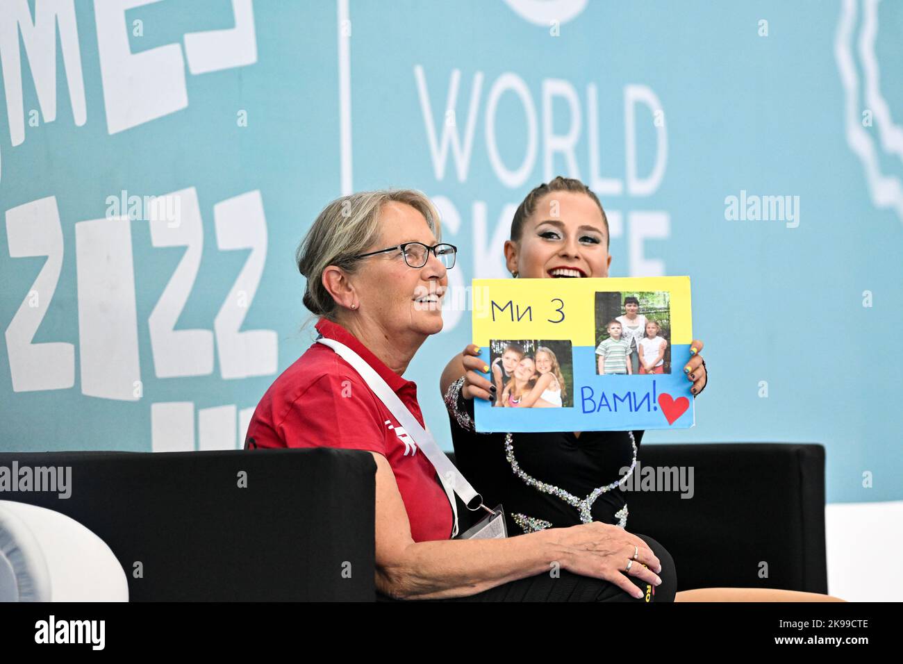 EMILIA ZIMERMANN, Allemagne, à Kiss & Cry après Dance solo de Dames seniors - danse de style aux Jeux de patinage artistique du monde 2022 au Parc olympique de la jeunesse - Amica Pabell, on 25 octobre 2022 à Buenos Aires, Argentine. Credit: Raniero Corbelletti/AFLO/Alay Live News Banque D'Images