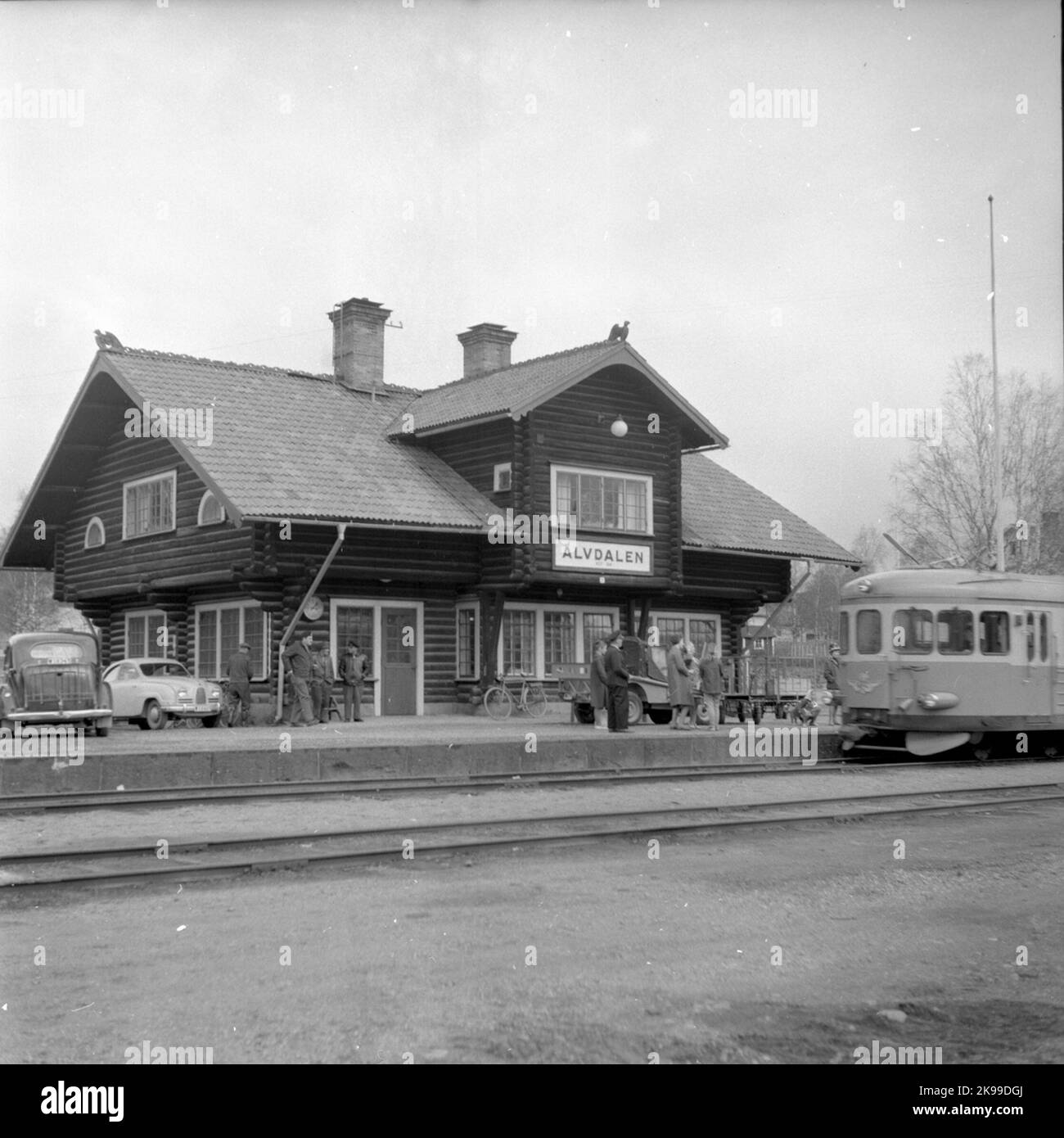 La gare d'Älvdalen a été construite en 1898. La station de 1 et demi-étage abrite des maisons en bois rond. La maison est conçue par l'architecte Ferdinand Boberg, inspiré par Anders Zorn. Le bâtiment a été rénové en 1939. Banque D'Images