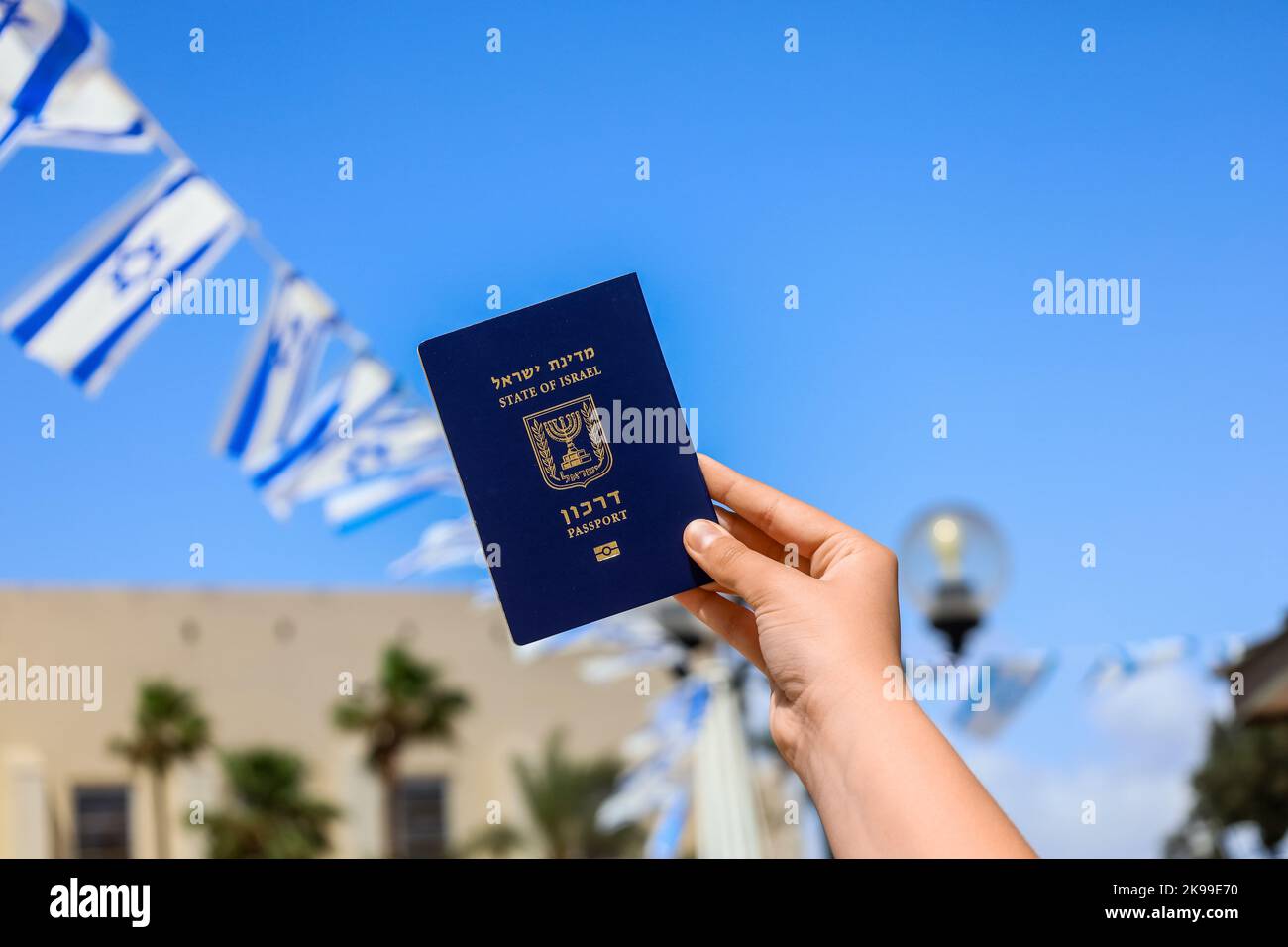 Femme avec passeport d'Israël dehors, gros plan Banque D'Images