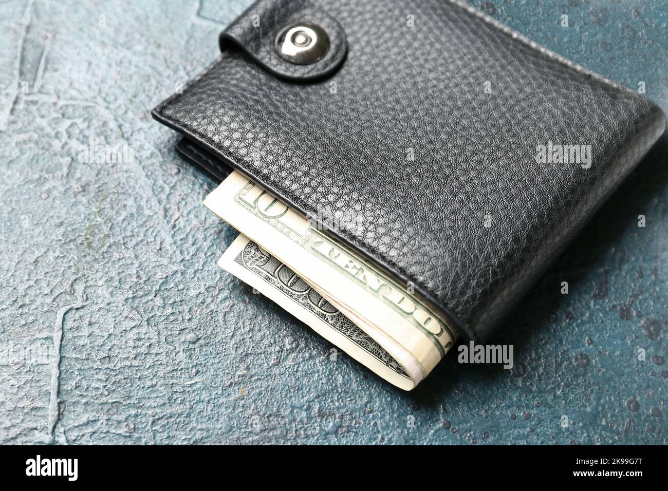 Portefeuille avec argent sur fond sombre, gros plan. Concept de budget  Photo Stock - Alamy