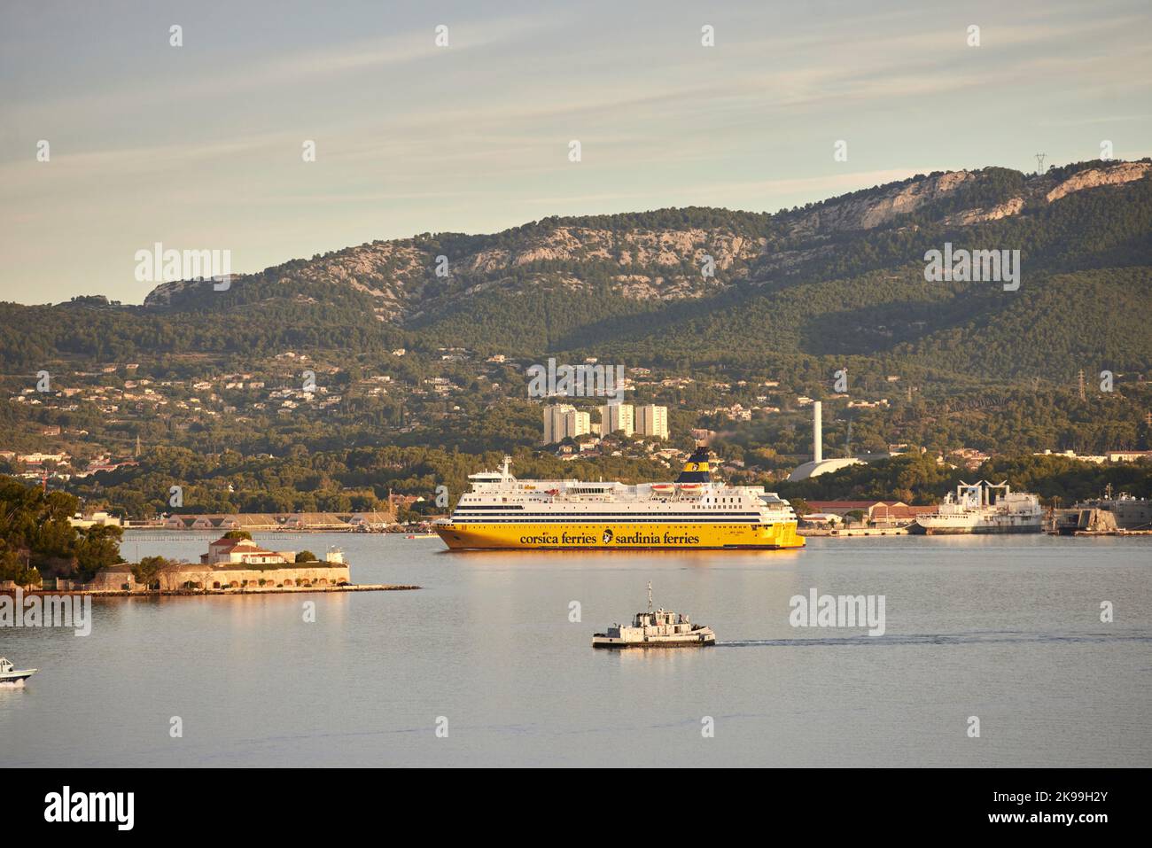 Ville portuaire de Toulon sur la côte méditerranéenne du sud de la France, Ferries Corse - Sardaigne Ferries entrant dans le port Banque D'Images